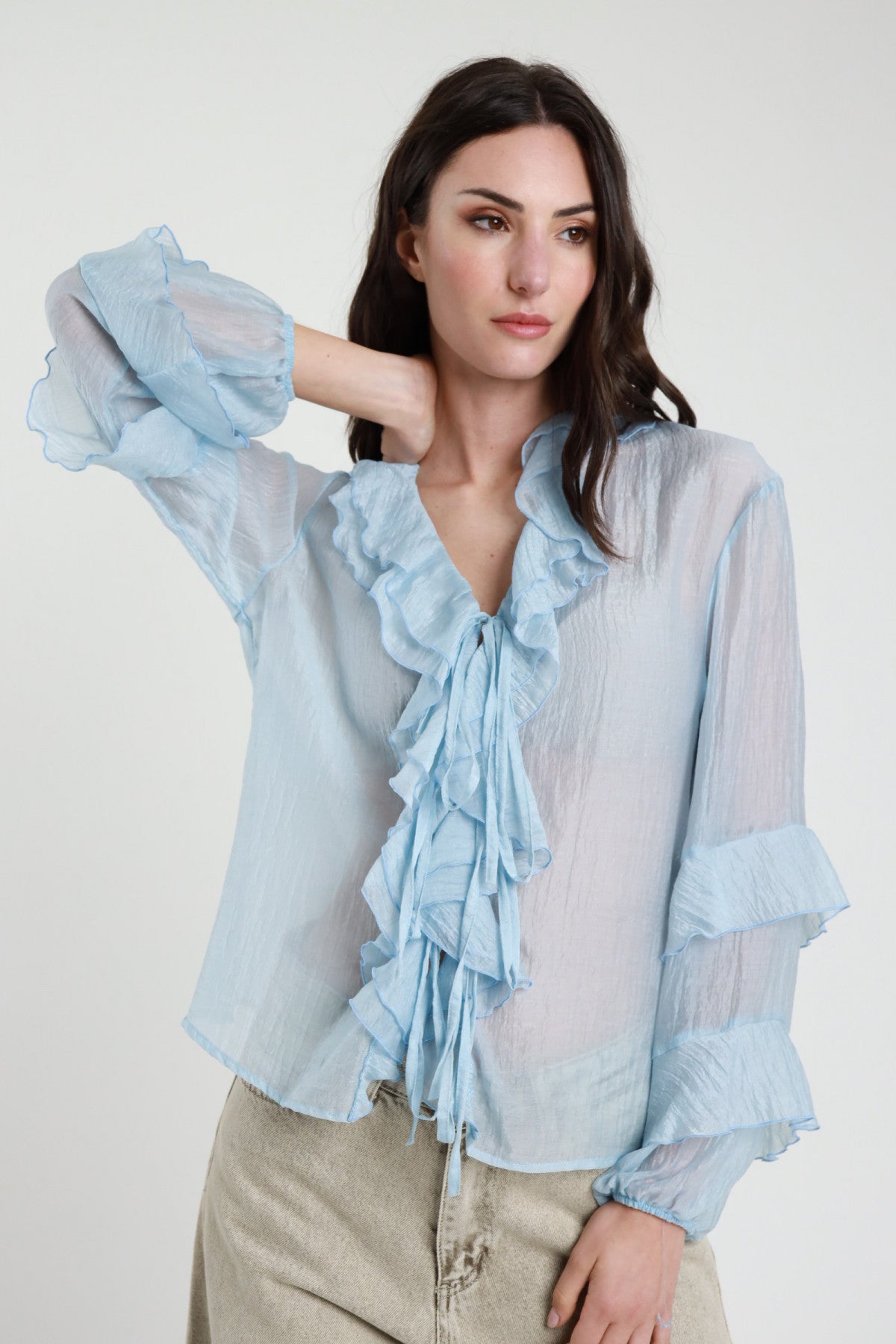 Camicia Rouches donna azzurra con scollo a V, rouches a cascata e maniche a balze, vista frontale