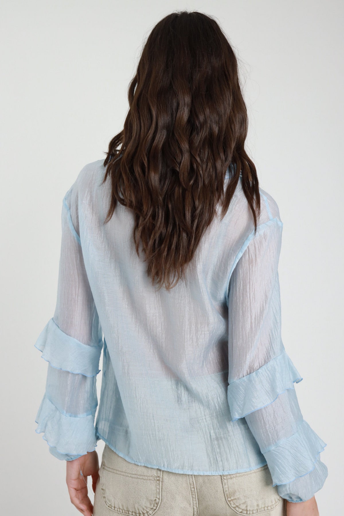Camicia Rouches donna azzurra con maniche lunghe a balze doppie, vista posteriore
