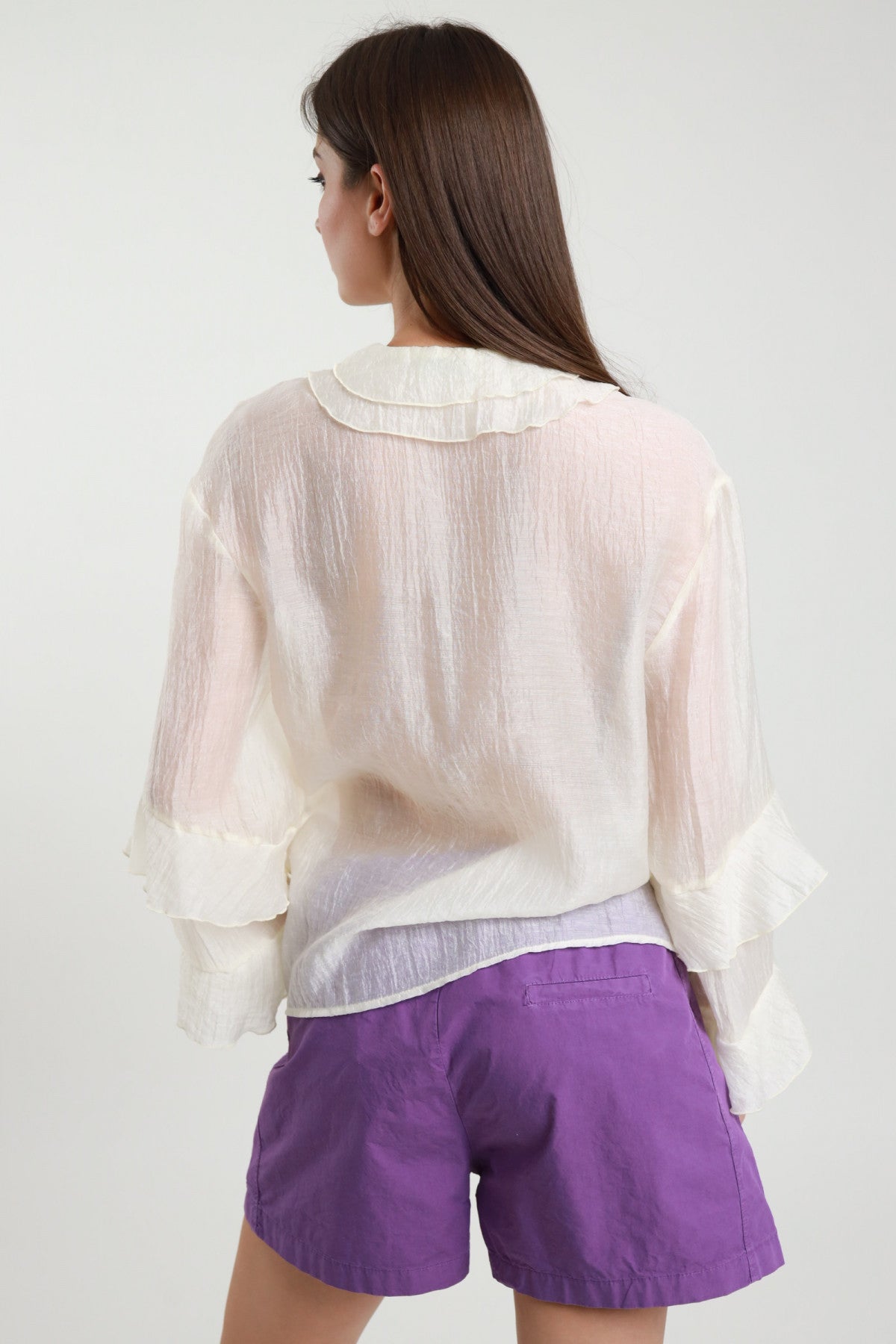 Camicia Rouches donna panna con maniche a balze e tessuto semitrasparente, vista posteriore