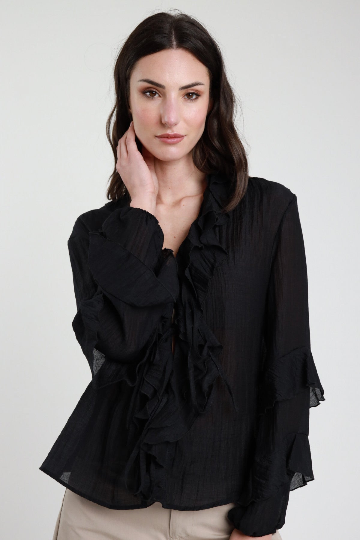 Camicia Rouches donna nera con scollo a V e rouches a cascata, vista frontale