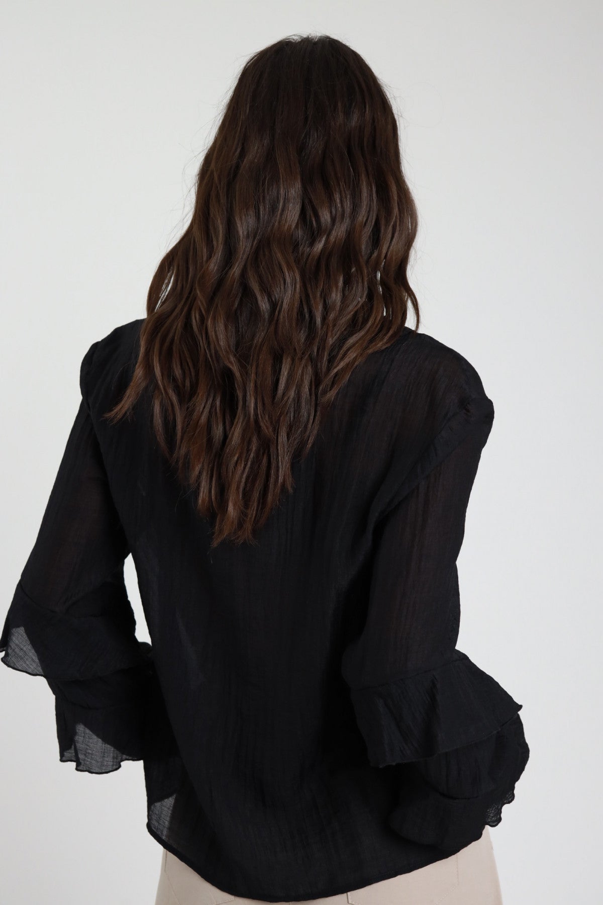 Camicia Rouches donna nera con maniche lunghe a balze doppie, vista posteriore