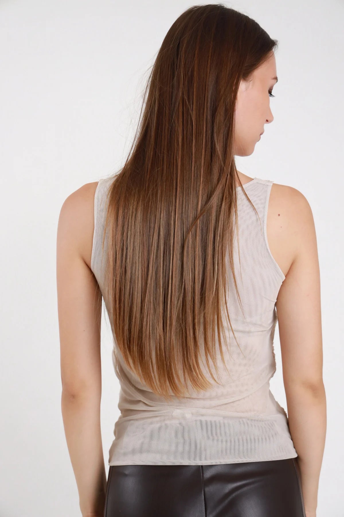 Top paillettes panna beige donna scollo tondo spalline larghe racer back - vista posteriore con pantaloni in ecopelle marroni