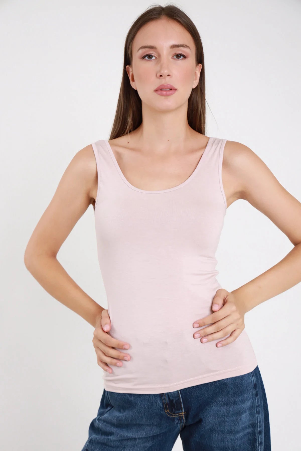 Canotta rosa cipria donna scollo tondo ampio bretelle larghe aderente - vista frontale con jeans blu