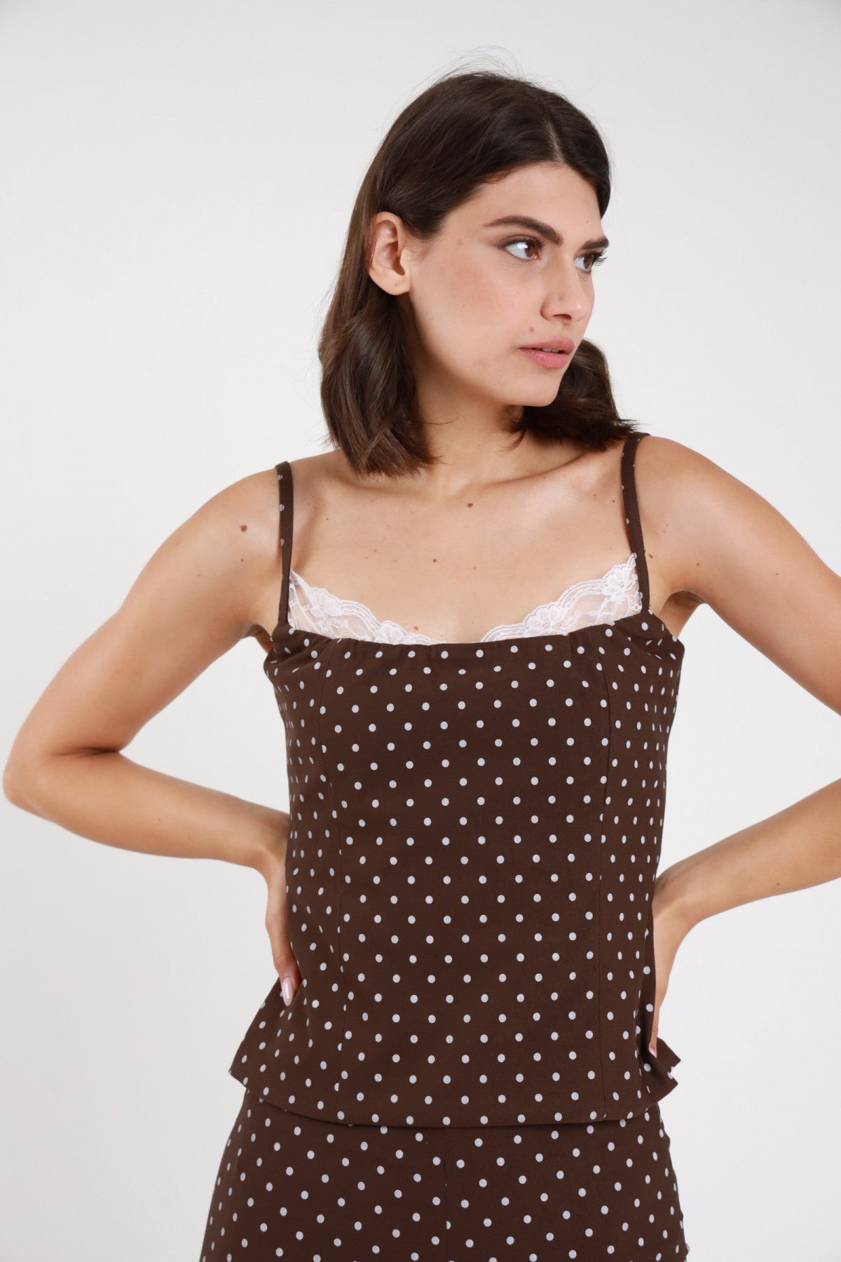Top pois nero bianco donna Susy Mix – canotta pizzo bordo décolleté vista frontale con pantaloni pois neri