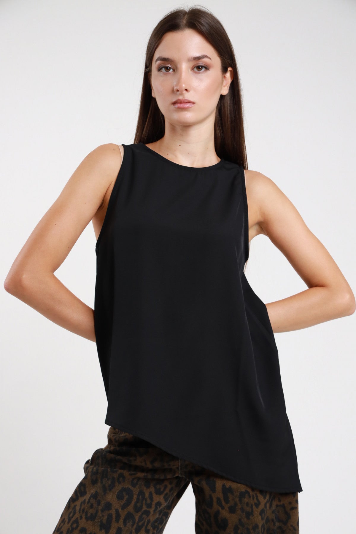 Top asimmetrico nero donna spalle strutturate fondo a punta - vista frontale con pantaloni stampa leopardo