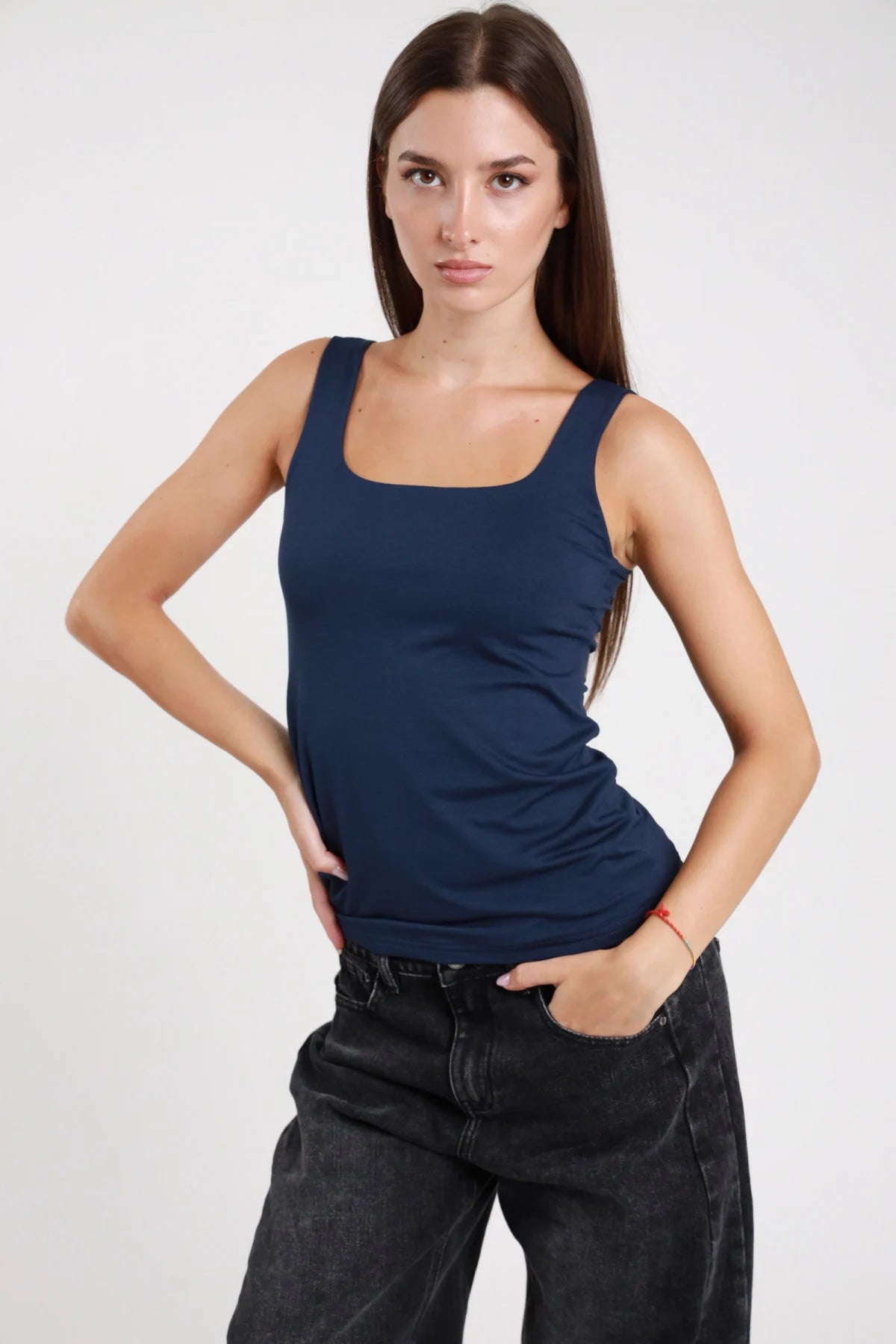 Canotta scollo quadrato blu navy donna bretelle larghe aderente - vista frontale con jeans grigio scuro