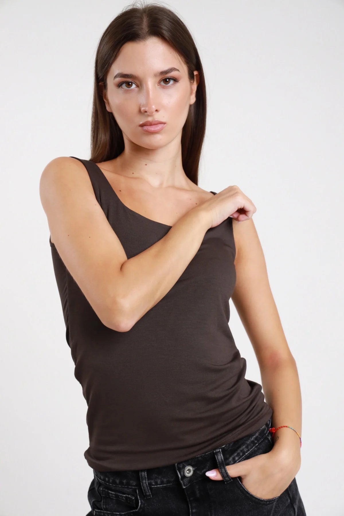 Canotta scollo quadrato marrone scuro donna bretelle larghe aderente - vista tre quarti con jeans neri