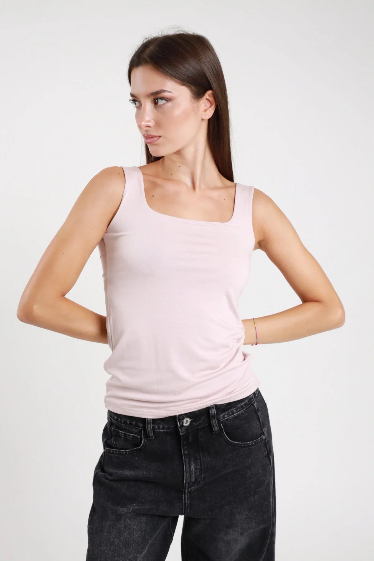 Canotta scollo quadrato rosa cipria donna bretelle larghe aderente - vista laterale con jeans grigio scuro