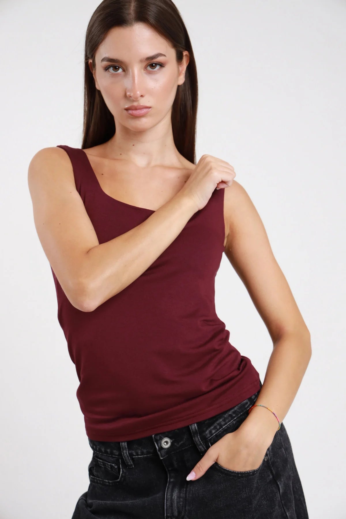 Canotta scollo quadrato bordeaux donna bretelle larghe aderente - vista tre quarti con jeans neri
