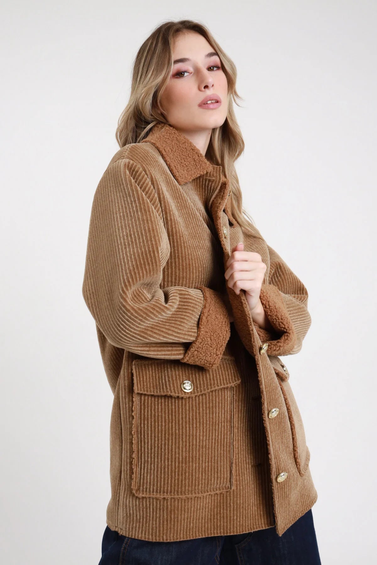 Cappotto velluto a coste Susy Mix cammello con colletto effetto teddy, tasche con patta e bottoni color oro