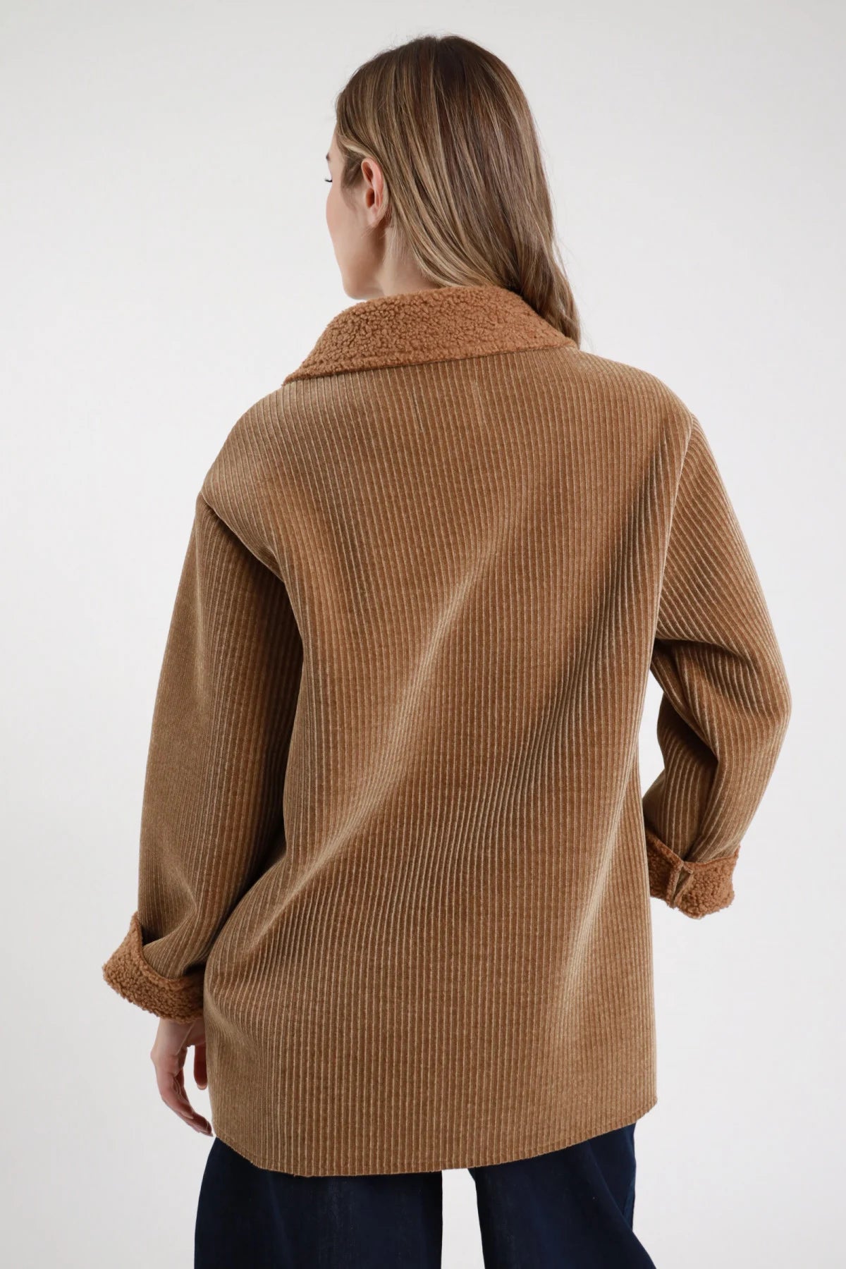 Cappotto velluto a coste Susy Mix cammello, vista posteriore con colletto e risvolti dei polsi effetto teddy