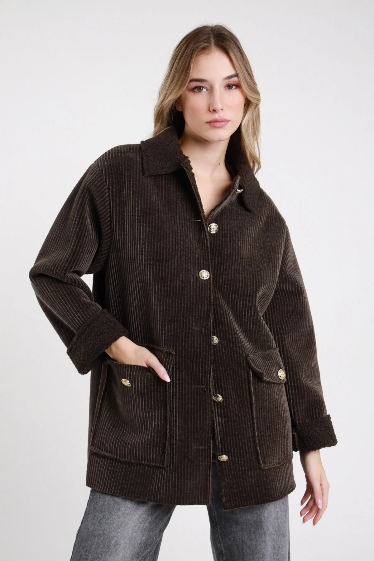 Cappotto velluto a coste Susy Mix marrone scuro con bottoni color oro e tasche applicate, vista frontale