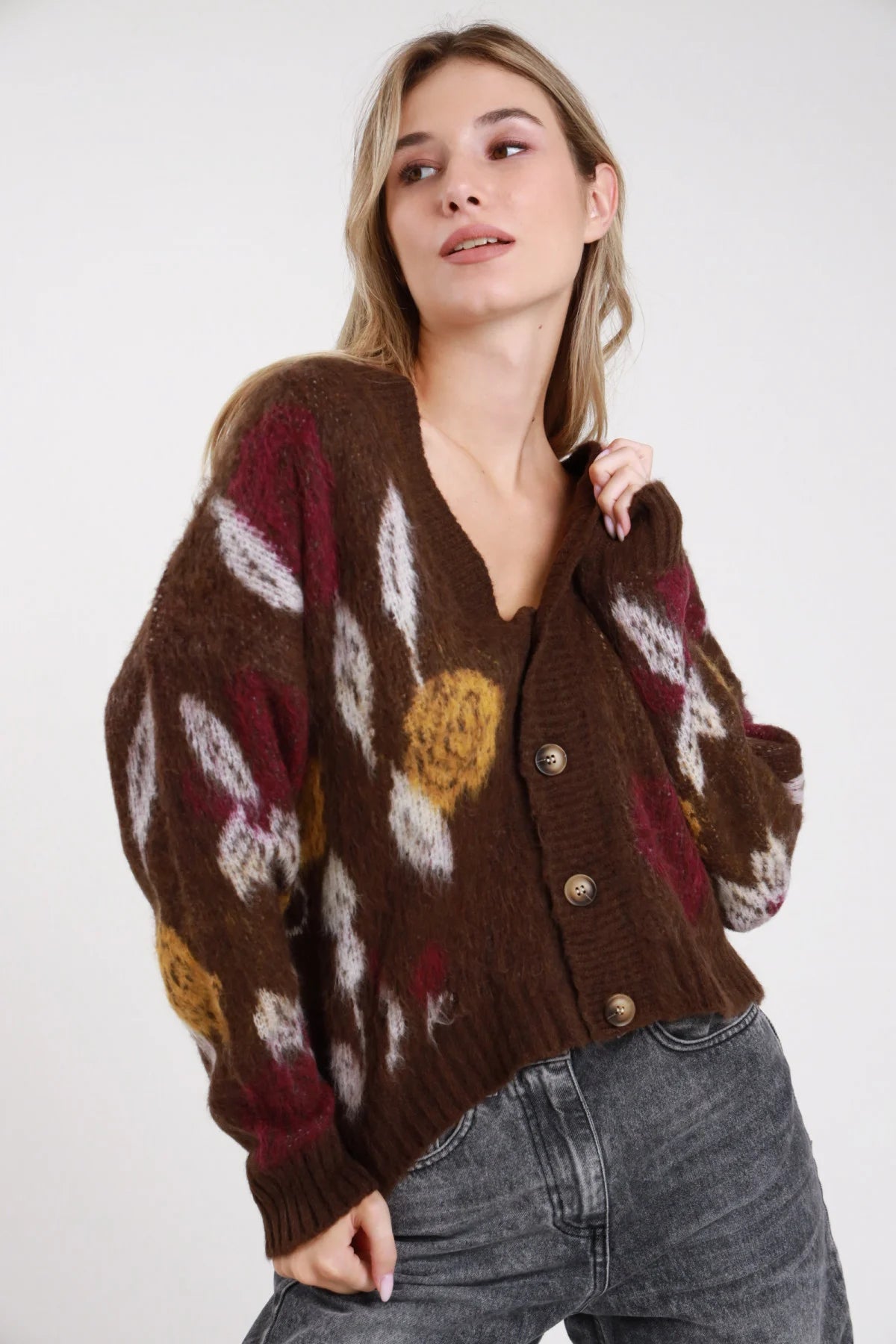 Cardigan mohair jacquard cioccolato moca floreale astratto multicolor - modella busto tre quarti mano al collo sguardo laterale jeans grigi capelli biondi mossi