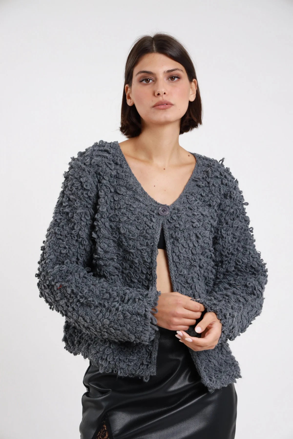 Cardigan bouclé Susy Mix grigio con scollo a V e bottone superiore, vista frontale indossata