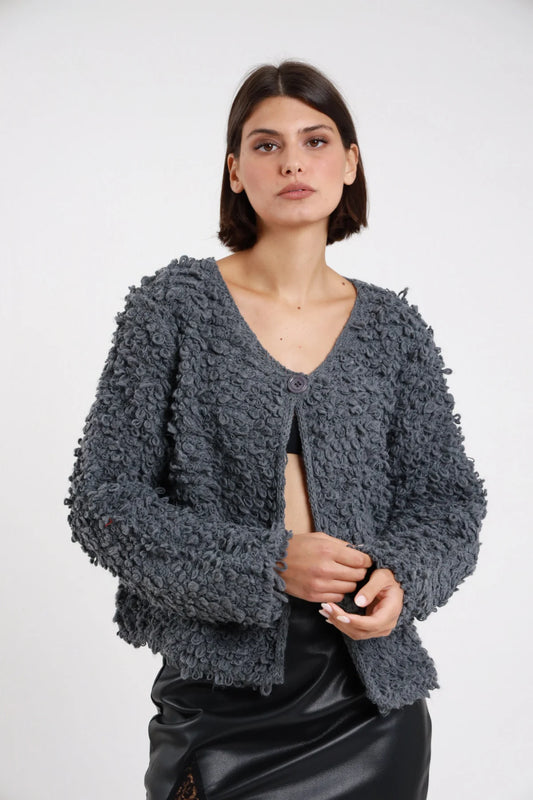 Cardigan bouclé Susy Mix grigio con scollo a V e bottone superiore, vista frontale indossata
