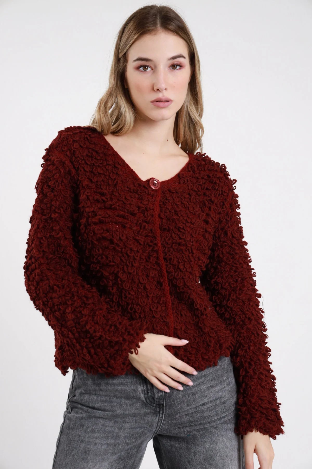 Cardigan bouclé Susy Mix bordeaux con bottone superiore, indossato con jeans grigi