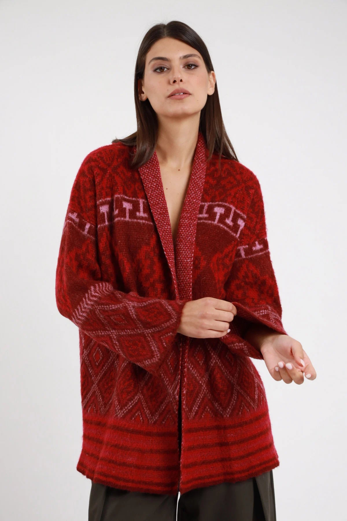 Cardigan jacquard Susy Mix Pre-Fall rosso bordeaux crimson 50% acrilico 30% nylon 10% lana mohair motivi geometrici etnici jacquard fasce rombi tribal azteco banda T spalle colletto V revers kimono oversize frontale busto mani davanti - modella busto frontale mani davanti sguardo frontale capelli scuri lisci sfondo bianco pantalone grigio/antracite abbinato