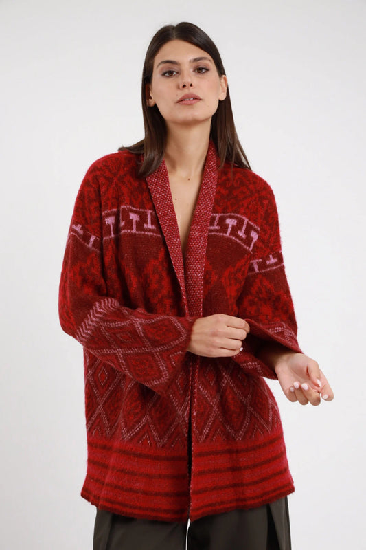 Cardigan jacquard Susy Mix Pre-Fall rosso bordeaux crimson 50% acrilico 30% nylon 10% lana mohair motivi geometrici etnici jacquard fasce rombi tribal azteco banda T spalle colletto V revers kimono oversize frontale busto mani davanti - modella busto frontale mani davanti sguardo frontale capelli scuri lisci sfondo bianco pantalone grigio/antracite abbinato