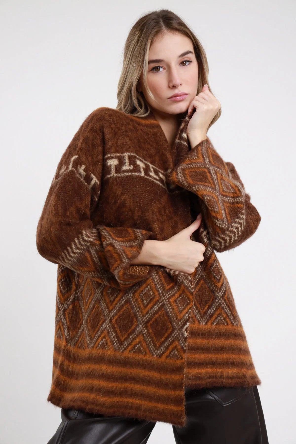 Cardigan jacquard Susy Mix Pre-Fall marrone cognac cammello 50% acrilico 30% nylon 10% lana mohair motivi geometrici etnici jacquard fasce rombi beige oro tribal azteco colletto V revers kimono oversize busto 3/4 mano collo - modella busto 3/4 mano collo sguardo morbido capelli biondi mossi sfondo bianco pantalone nero/vinile abbinato