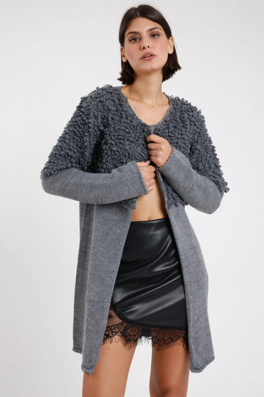 Cardigan lungo bouclé Susy Mix grigio con fondo in maglia liscia, vista frontale indossata