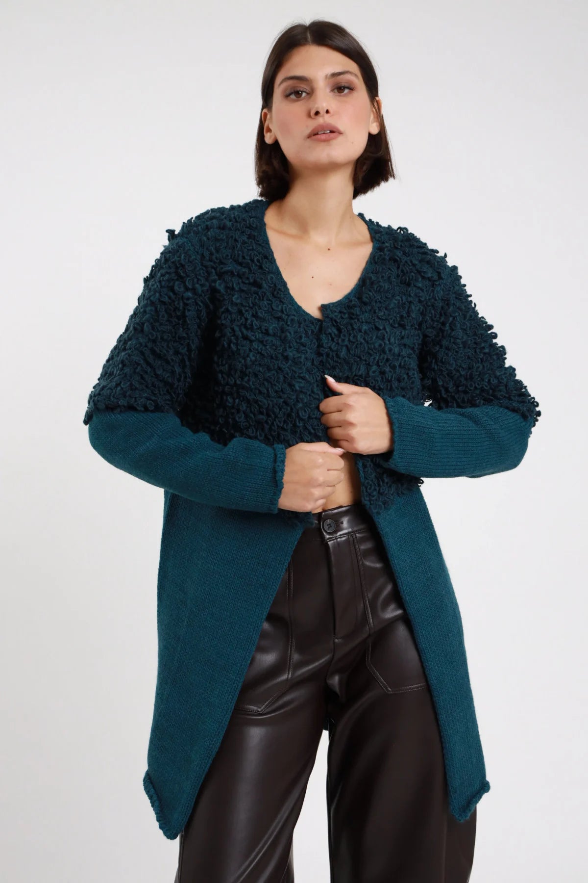 Cardigan lungo bouclé Susy Mix verde petrolio con scollo a V, indossato con pantaloni scuri