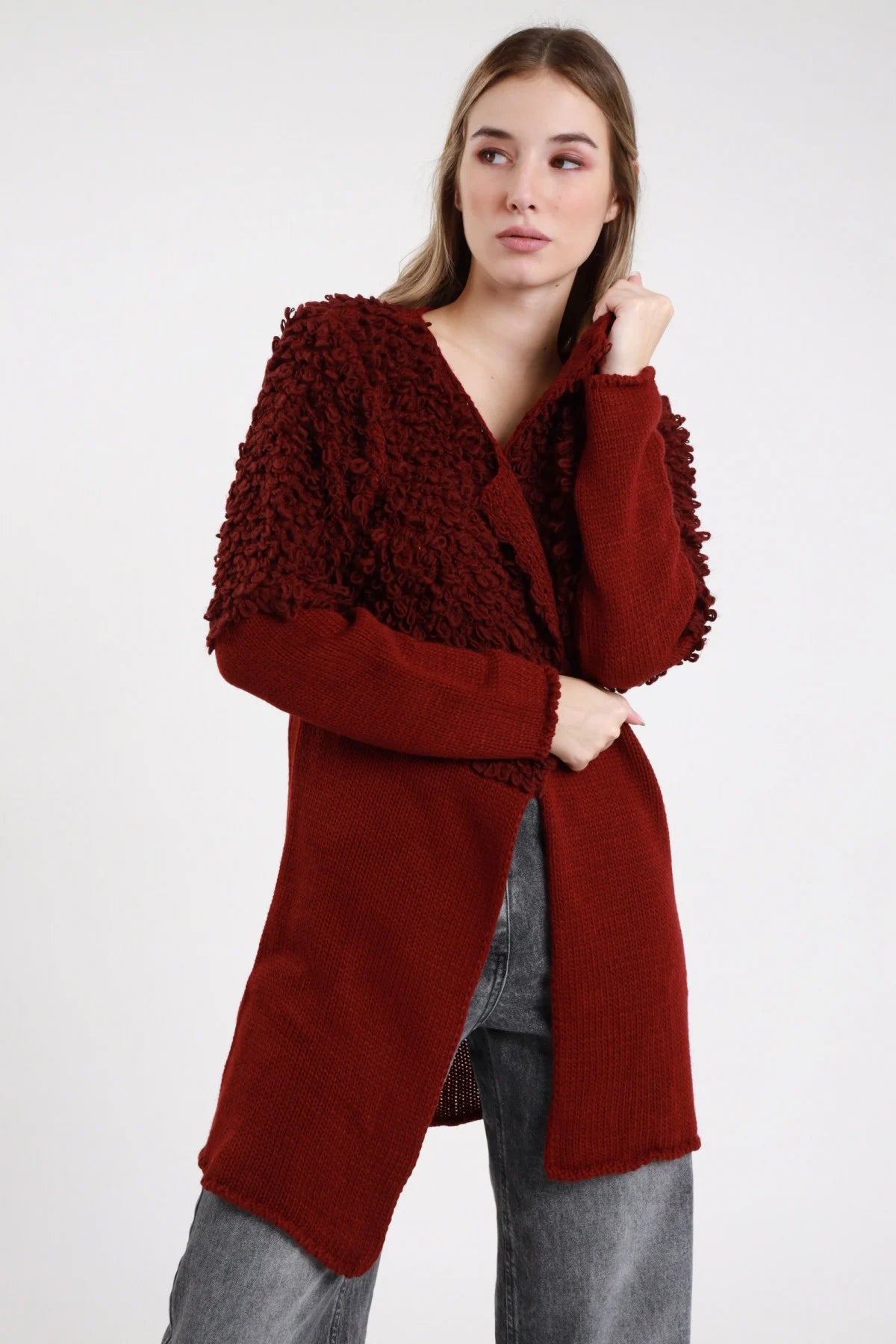Cardigan lungo bouclé Susy Mix bordeaux con dettagli ad anelli sulla parte superiore, indossato con jeans