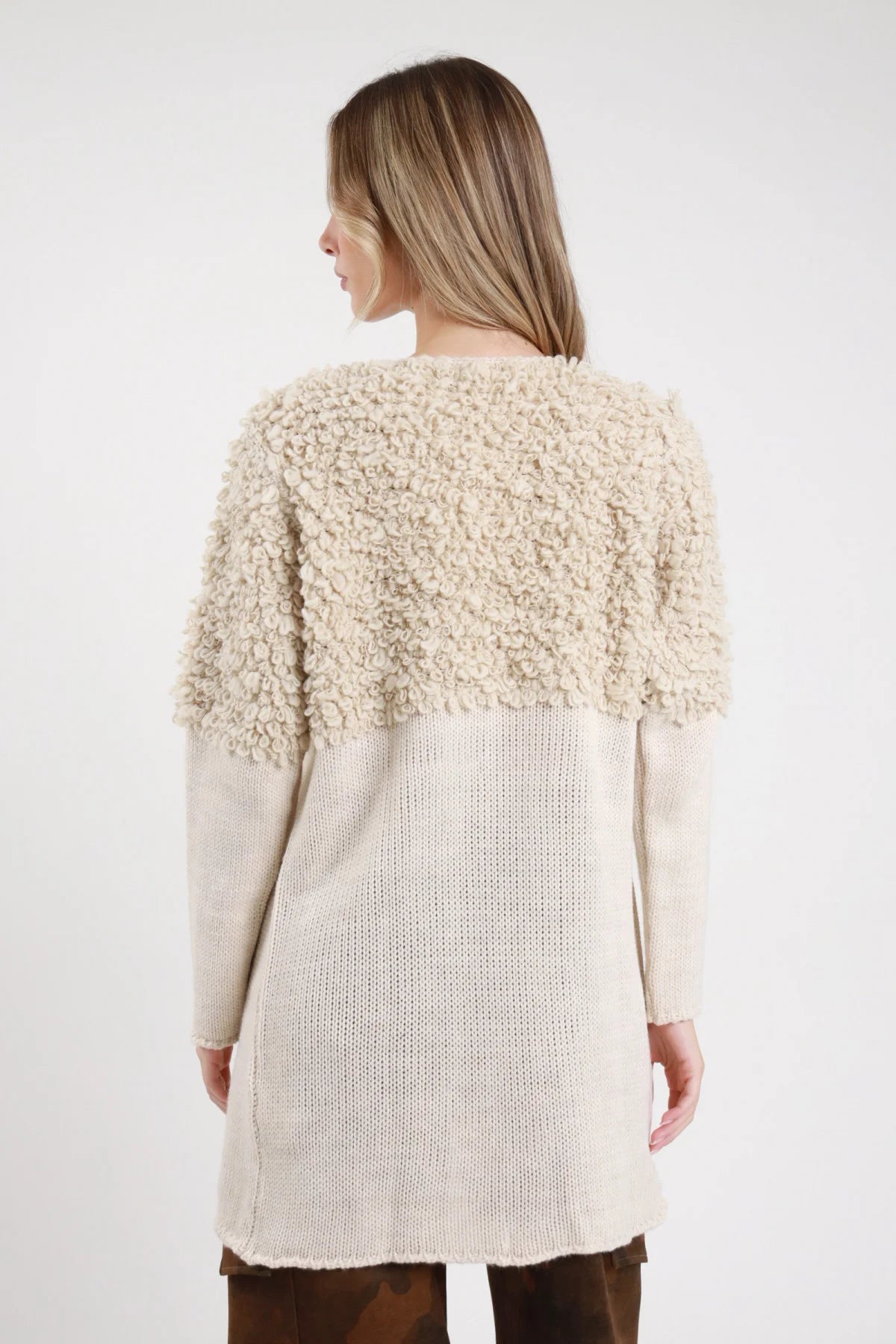 Cardigan lungo bouclé Susy Mix panna, vista posteriore con parte superiore in rilievo e fondo in maglia liscia