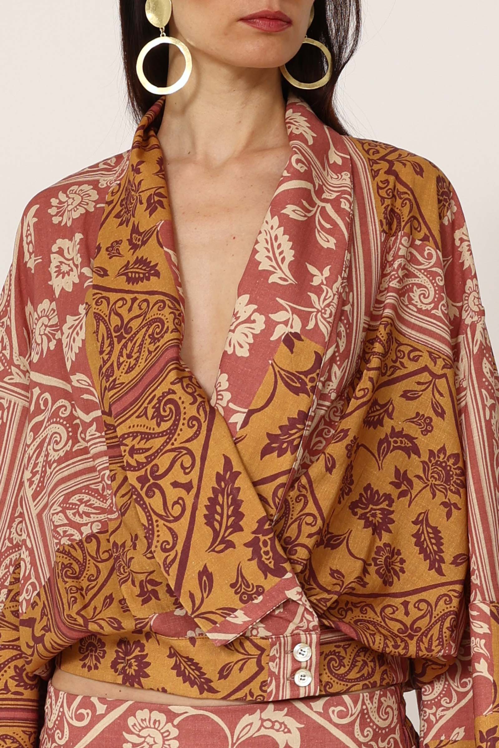 "Bomber Paisley Philia Loft - vista laterale, scollo a V profondo con bottoni gioiello"