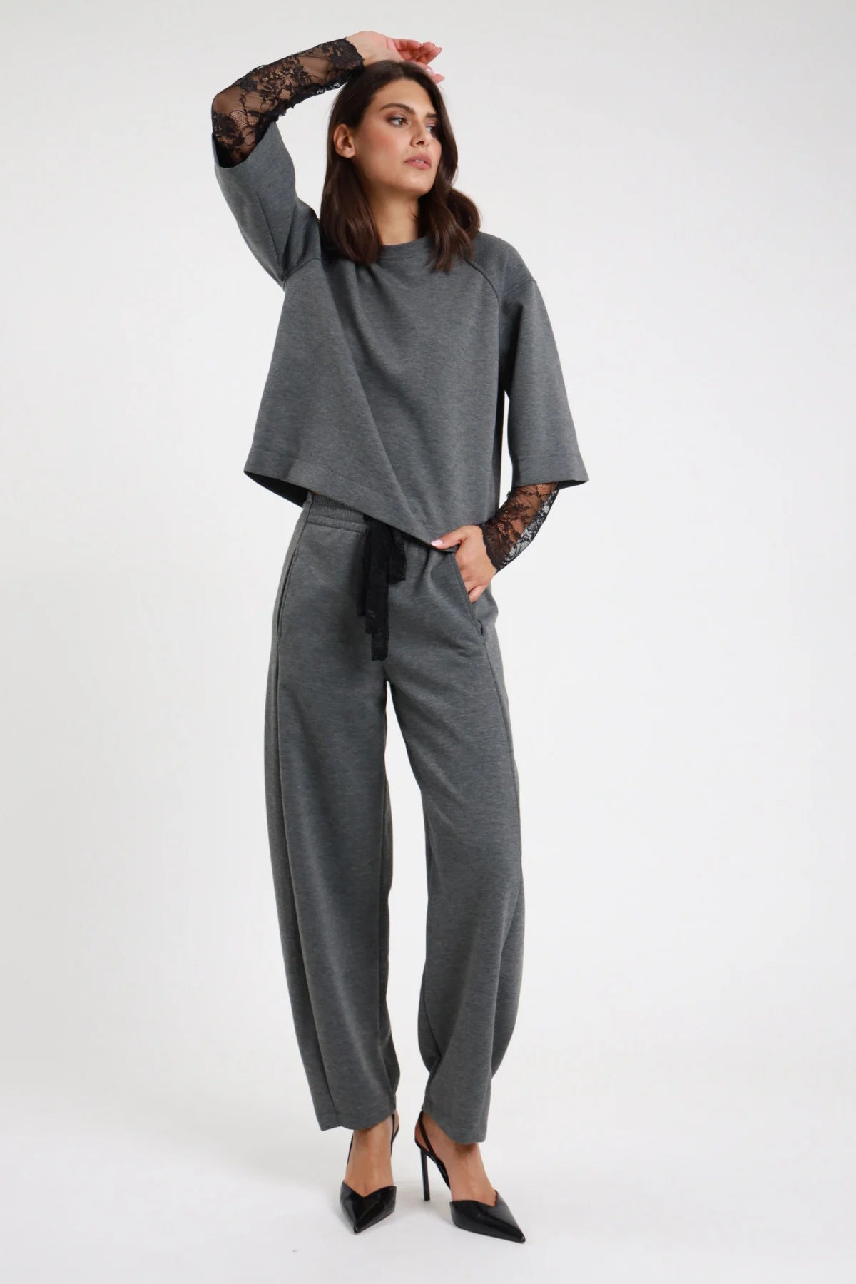 Completo felpa grigio antracite con maniche pizzo e pantaloni palazzo - vista frontale modella