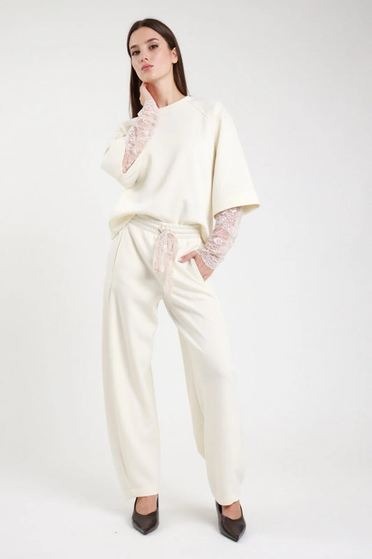 Completo felpa panna con maniche pizzo floreale e pantaloni palazzo - vista frontale modella