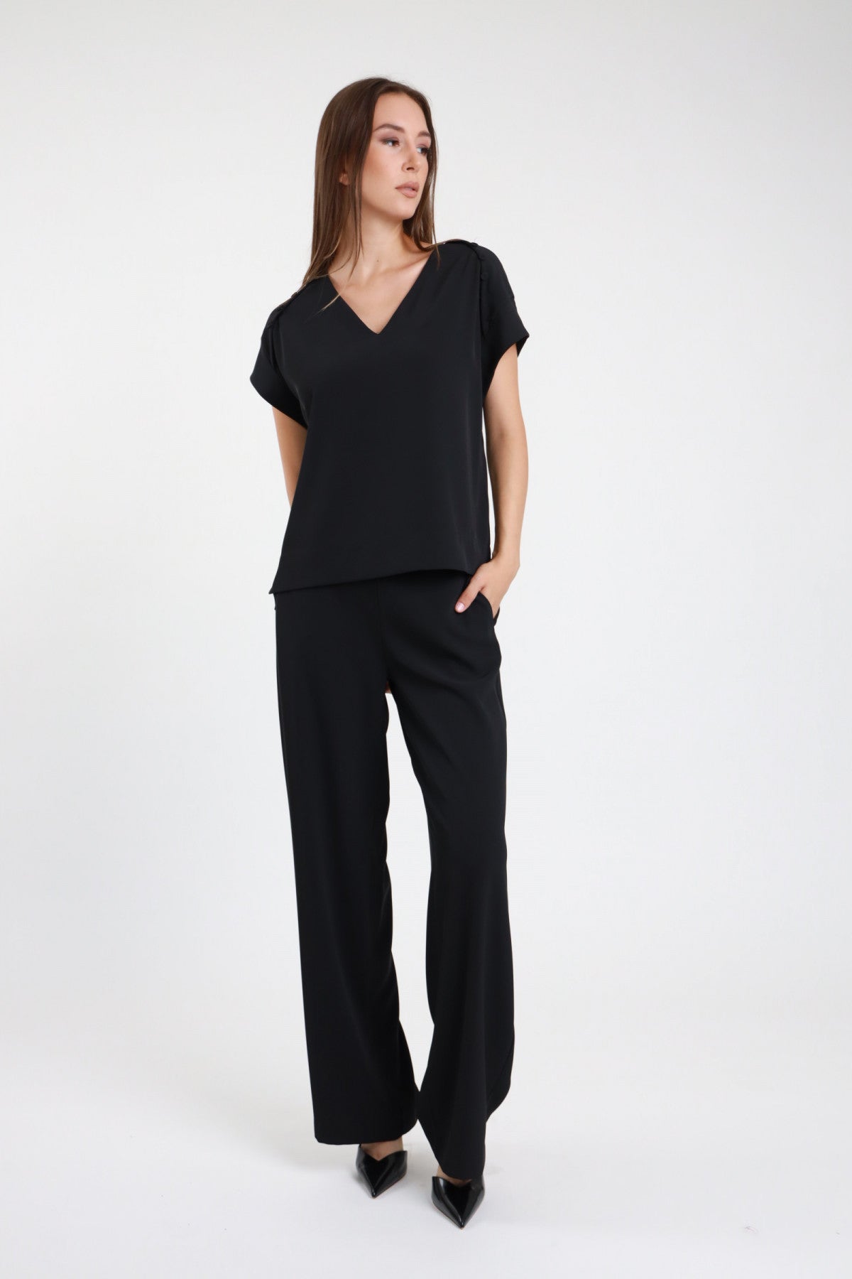 Completo blusa e pantaloni wide leg nero donna Susy Mix – scollo a V maniche kimono vista frontale con décolleté neri