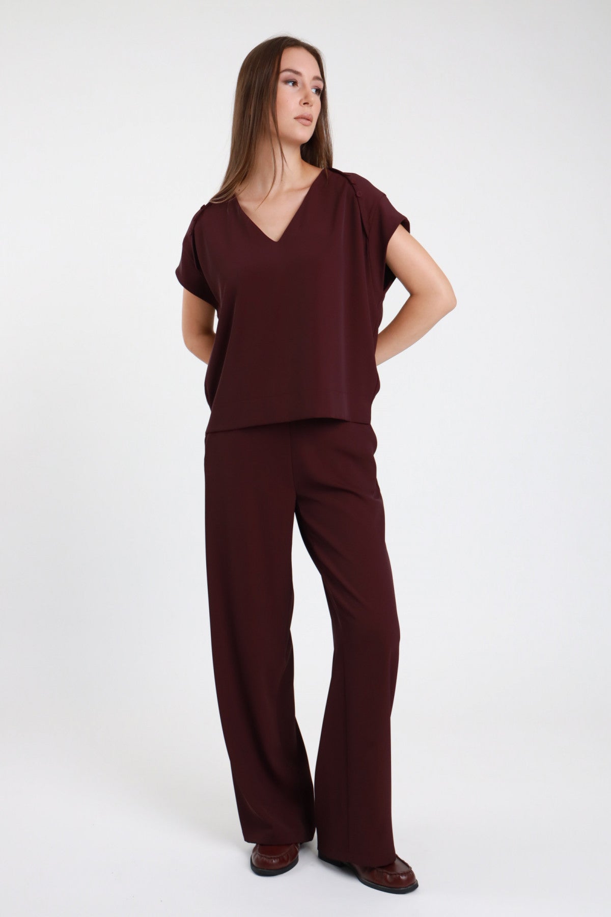 Completo blusa e pantaloni wide leg bordeaux donna Susy Mix – scollo a V maniche kimono vista frontale con scarpe marroni