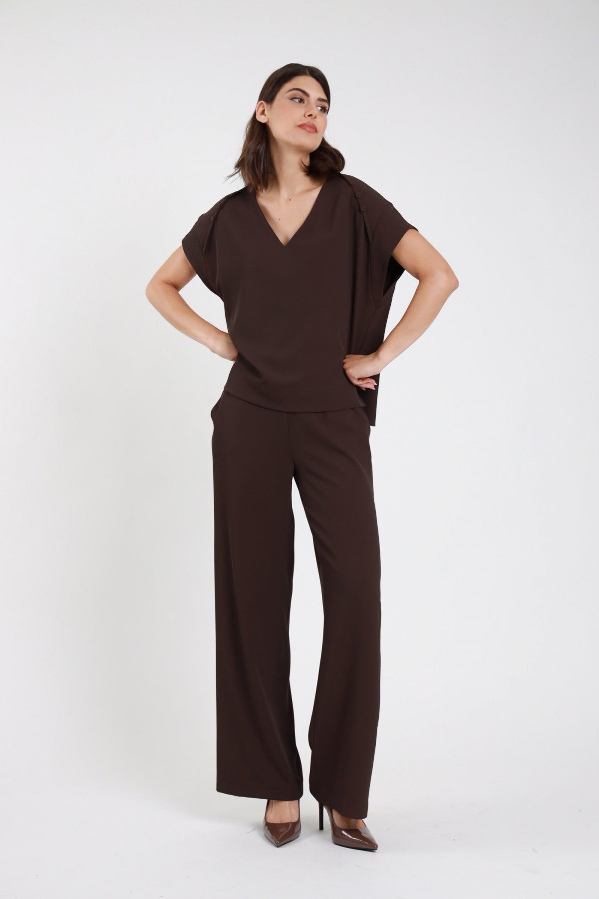 Completo blusa e pantaloni wide leg marrone cioccolato donna Susy Mix – scollo a V maniche kimono vista frontale con décolleté marroni