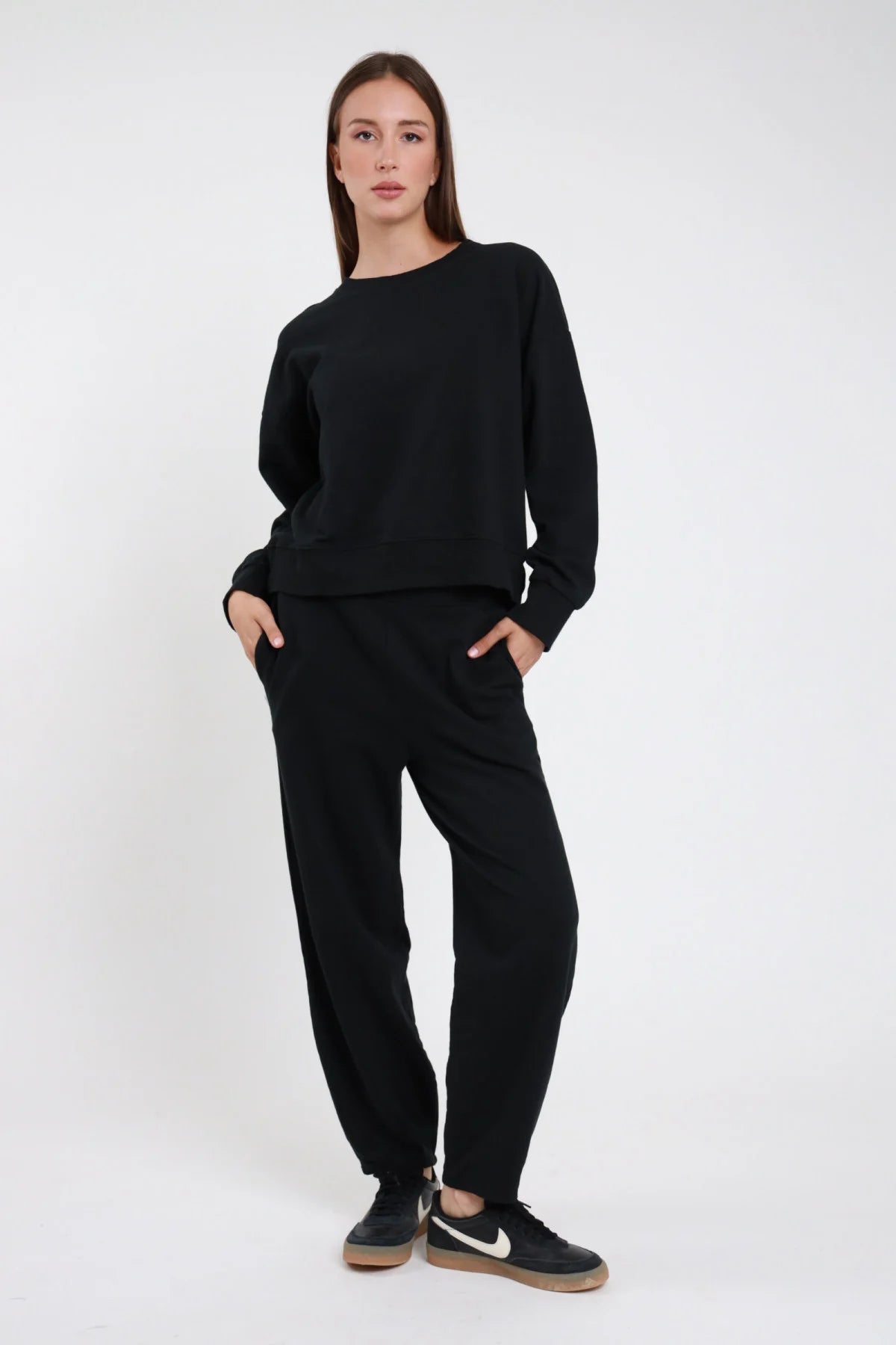 Completo felpa crop e jogger nero donna - look total black con sneakers