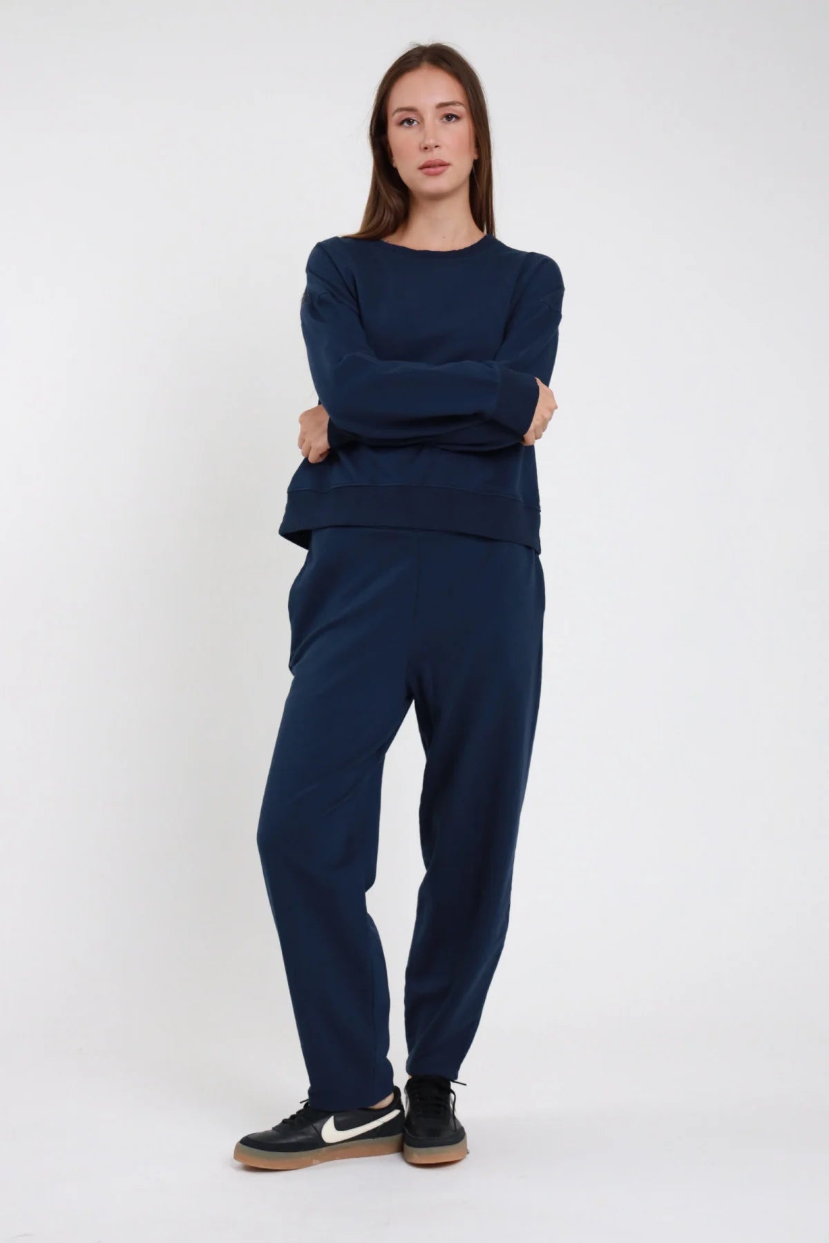 Completo felpa crop e jogger blu navy donna - look total navy con sneakers Nike