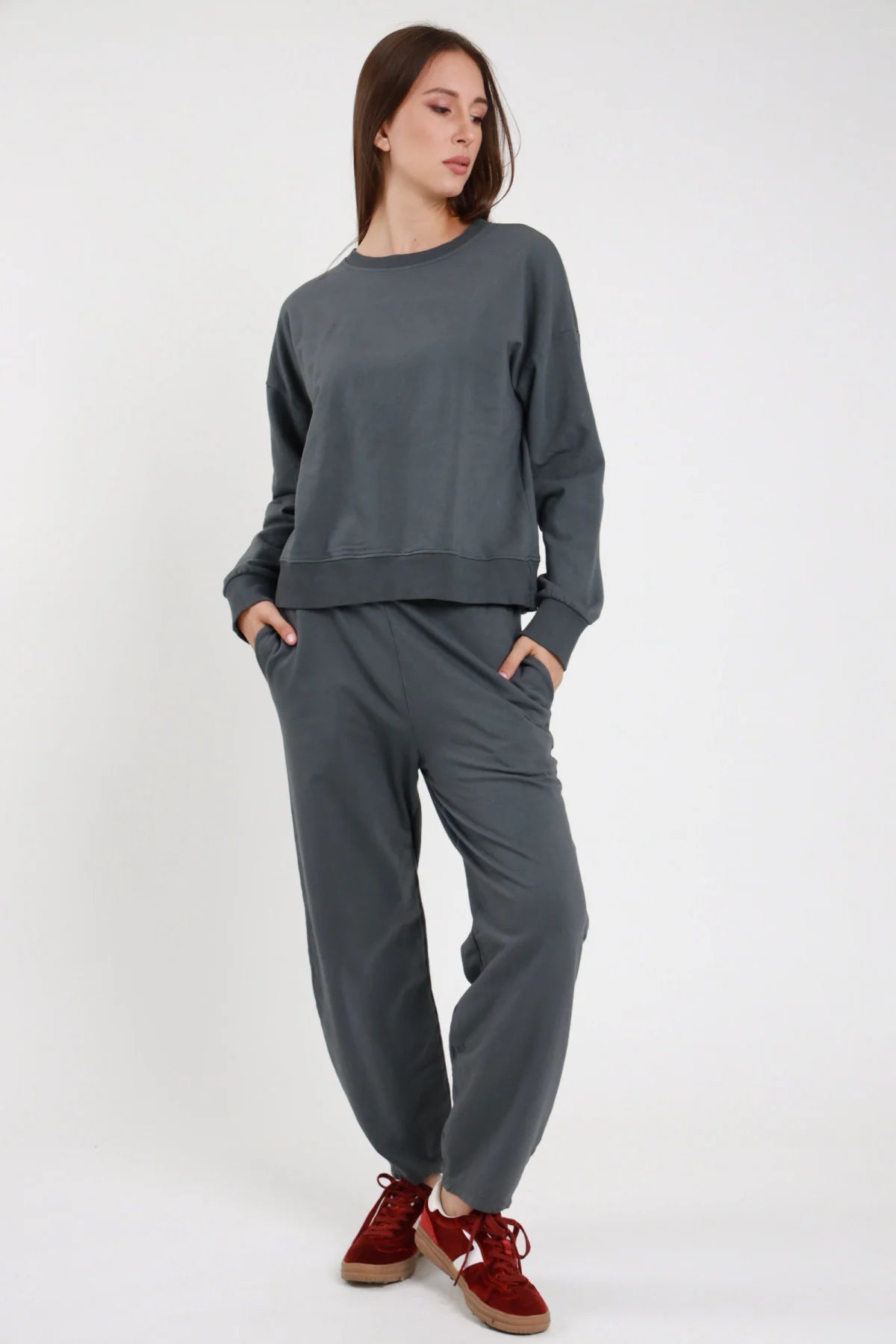 Completo felpa crop e jogger grigio antracite donna - look total grey con sneakers rosse