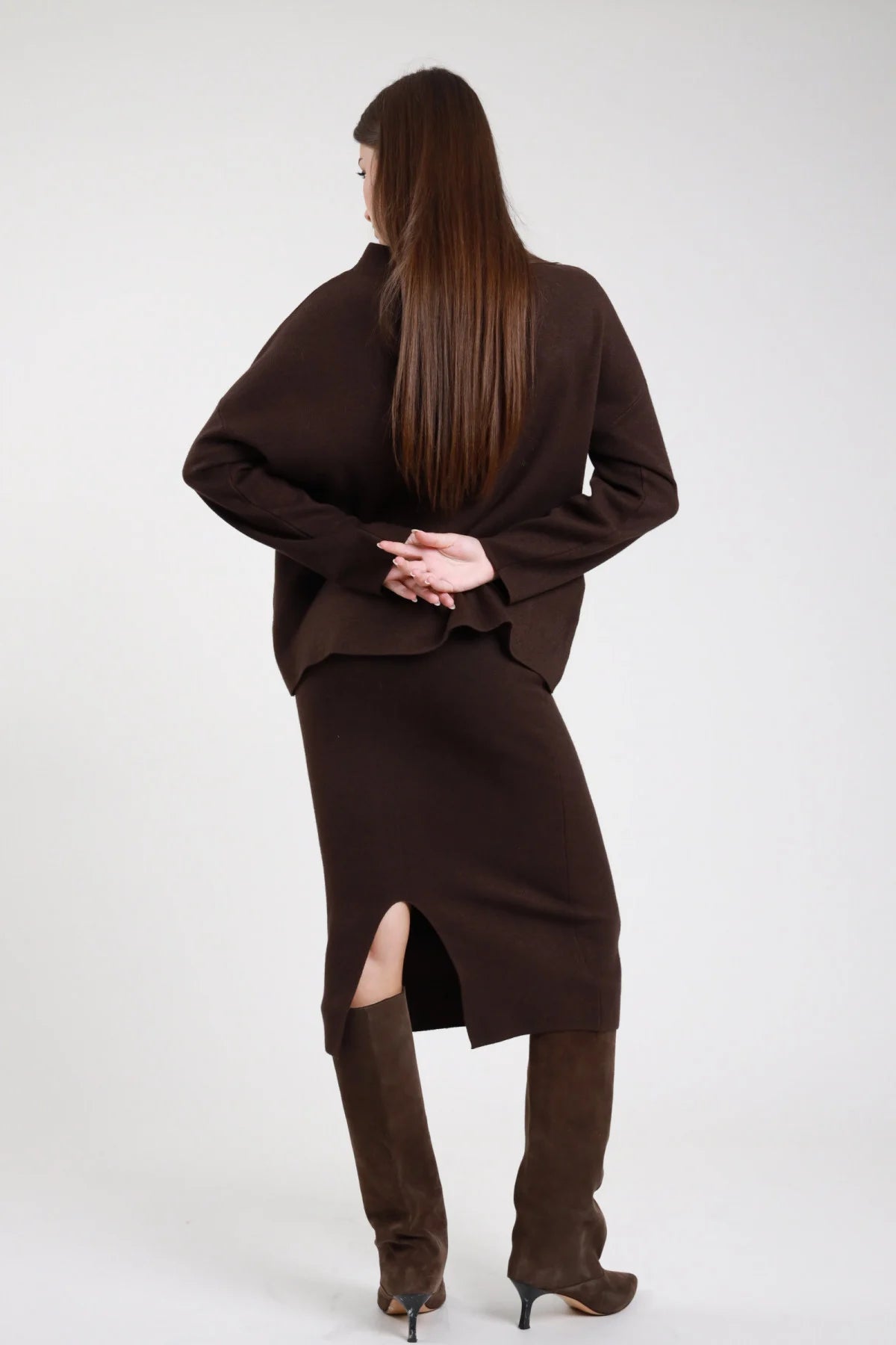 Completo coordinato gonna midi pencil coste rib maglia oversize batwing mock neck bordeaux vinaccia frontale intera top gonna mules tacco - modella frontale intera sguardo frontale capelli castani lisci raccolti sfondo bianco mules tacco bordeaux