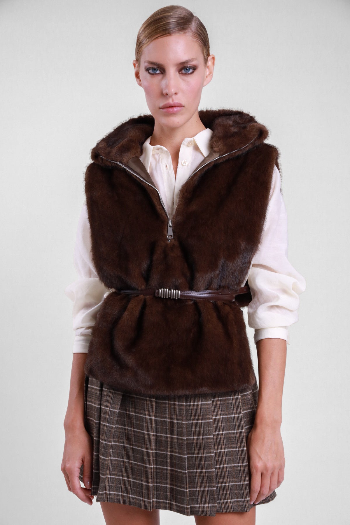 Coprispalla ecopelliccia Susy Mix senza maniche, vista frontale indossata con camicia chiara e cintura