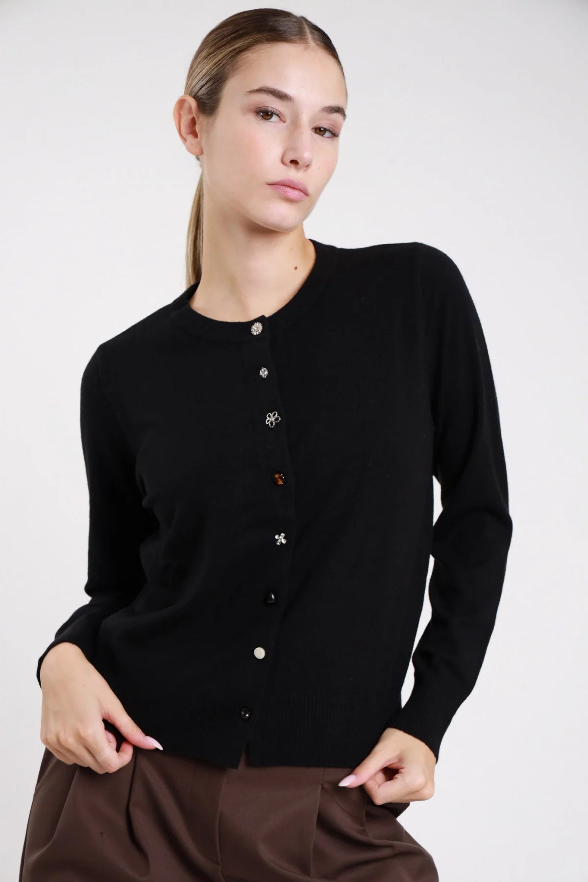 Cardigan coreana bottoni gioiello panna avorio girocollo slim frontale sguardo frontale - modella frontale intera sguardo frontale pantaloni marroni capelli castani raccolti