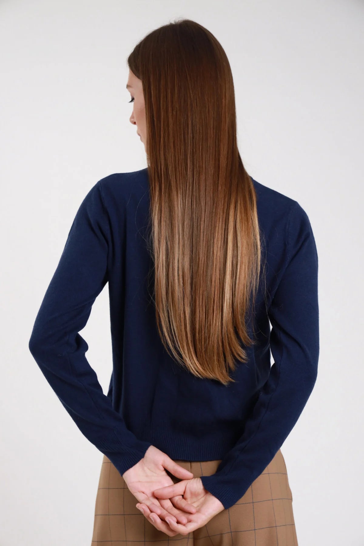 Cardigan coreana bottoni gioiello cioccolato marrone maglia fine crop slim frontale - modella frontale tre quarti mano in tasca sguardo frontale pantaloni marroni capelli castani raccolti