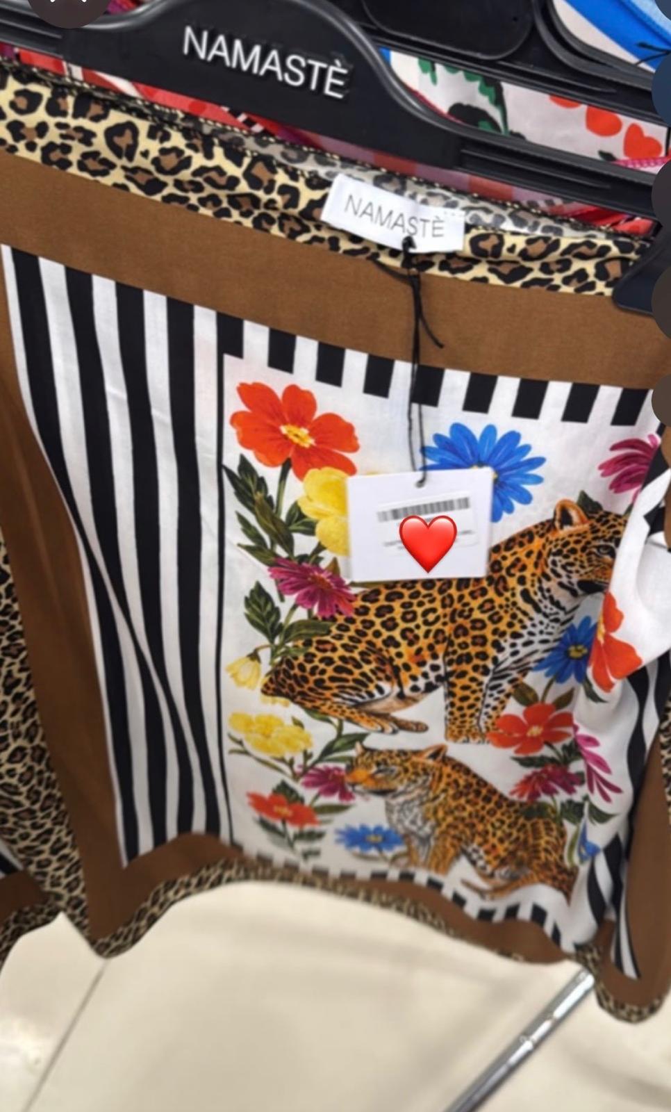 Dettaglio pareo mini gonna Namaste Jungle Bloom – leopardi e fiori multicolore su sfondo bianco con bordo a righe e maculato