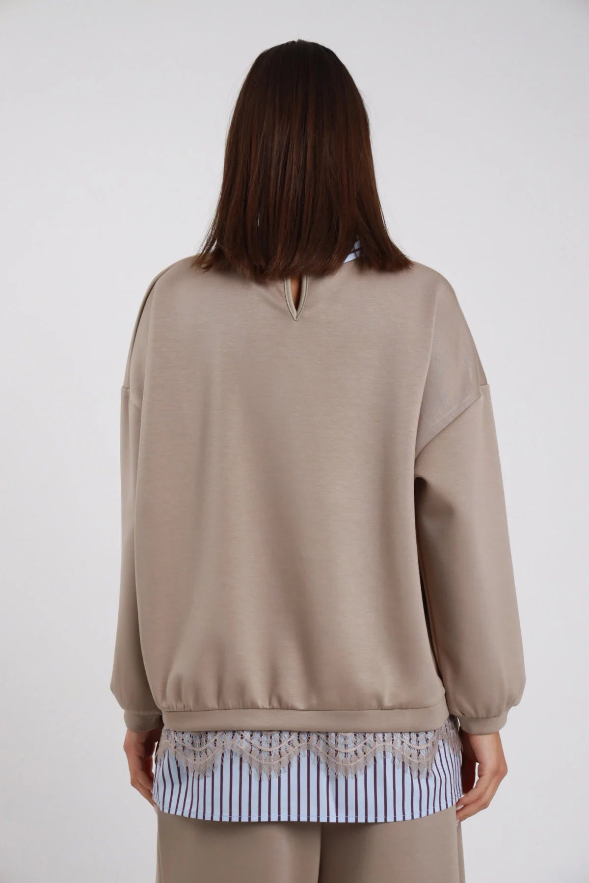 Felpa Girocollo Oversize Camicia Righe Pizzo tortora beige caldo 48% rayon silhouette oversize boxy posteriore colletto camicia righe spunta dietro manica raglan ampia elastico fondo orlo pizzo panna - modella busto posteriore posa statica capelli castani lisci sfondo bianco pantaloni tortora coordinati