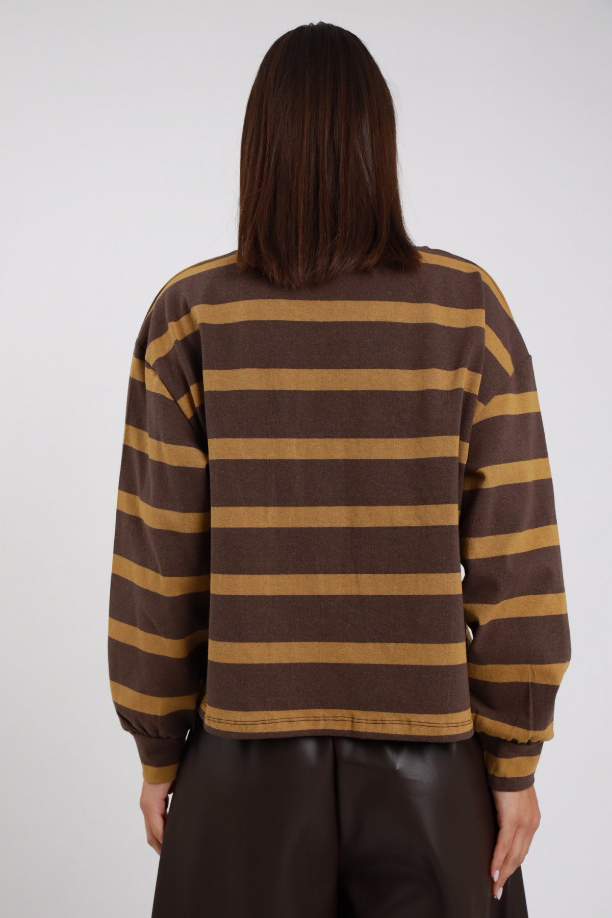Felpa Girocollo Righe Larghe Patch Tigre marrone cioccolato ocra senape 77% cotone silhouette oversize boxy posteriore manica ampia polsino elastico retro liscio senza patch - modella intera posteriore posa statica capelli castani lisci sfondo bianco pantaloni ecopelle marrone scuro