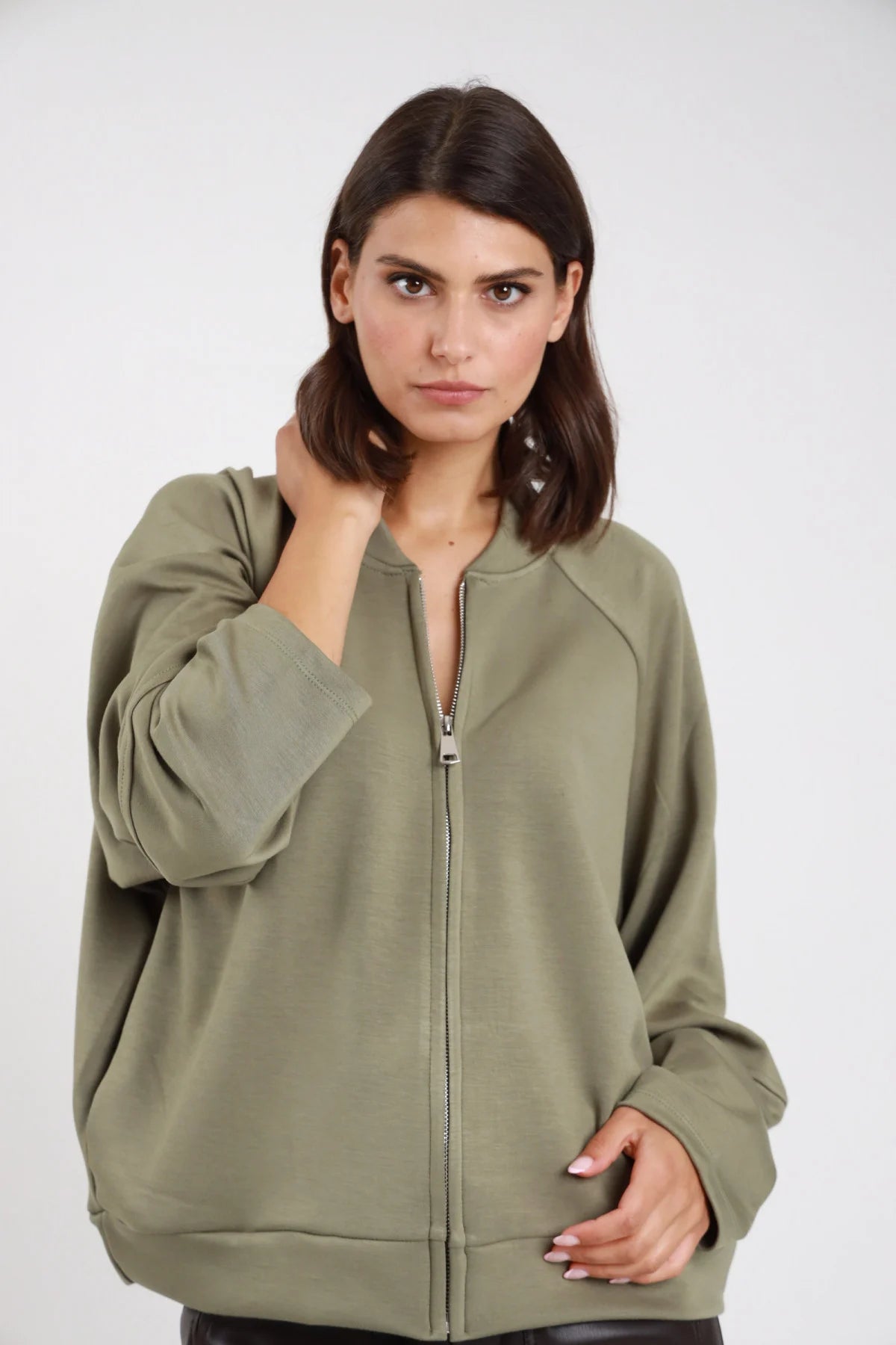Felpa bomber verde militare con zip dorata - vista frontale modella