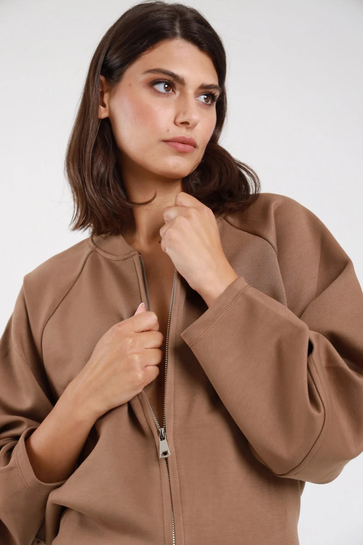 Felpa bomber cammello - modella, dettaglio zip e collo rialzato