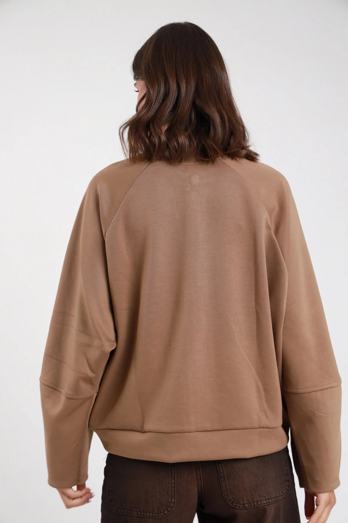 Felpa bomber cammello - vista posteriore modella