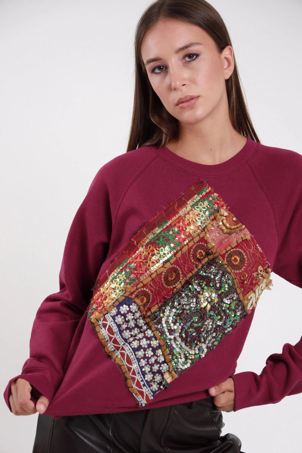Felpa ricami patchwork grigio antracite melange frontale intera maxi applicazione rombo beaded indiana - modella frontale busto mani tasche jeans blu capelli castani lisci sguardo frontale