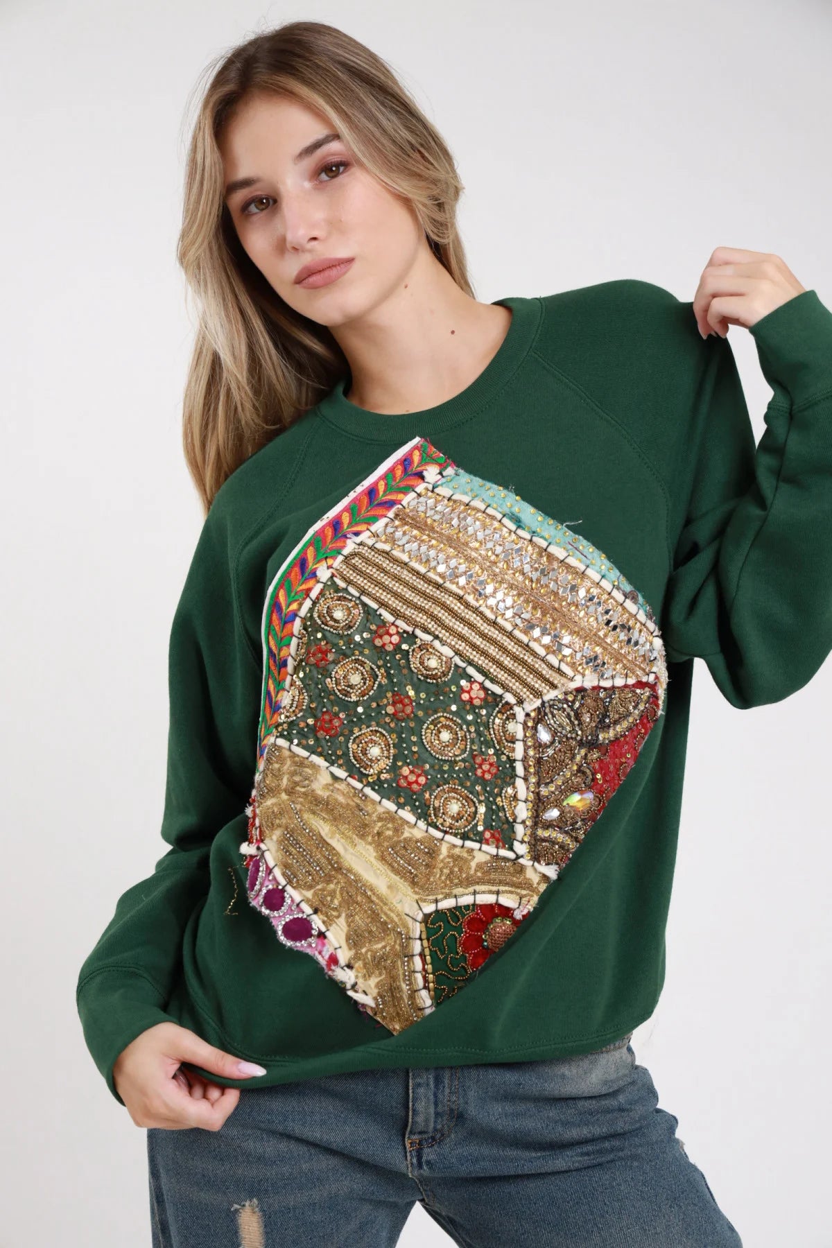 Felpa ricami patchwork borgogna amaranto retro intera raglan polsino costina orlo costina corpo boxy - modella retro intera mani dietro sguardo posteriore gonna ecopelle nera capelli castani lisci lunghi