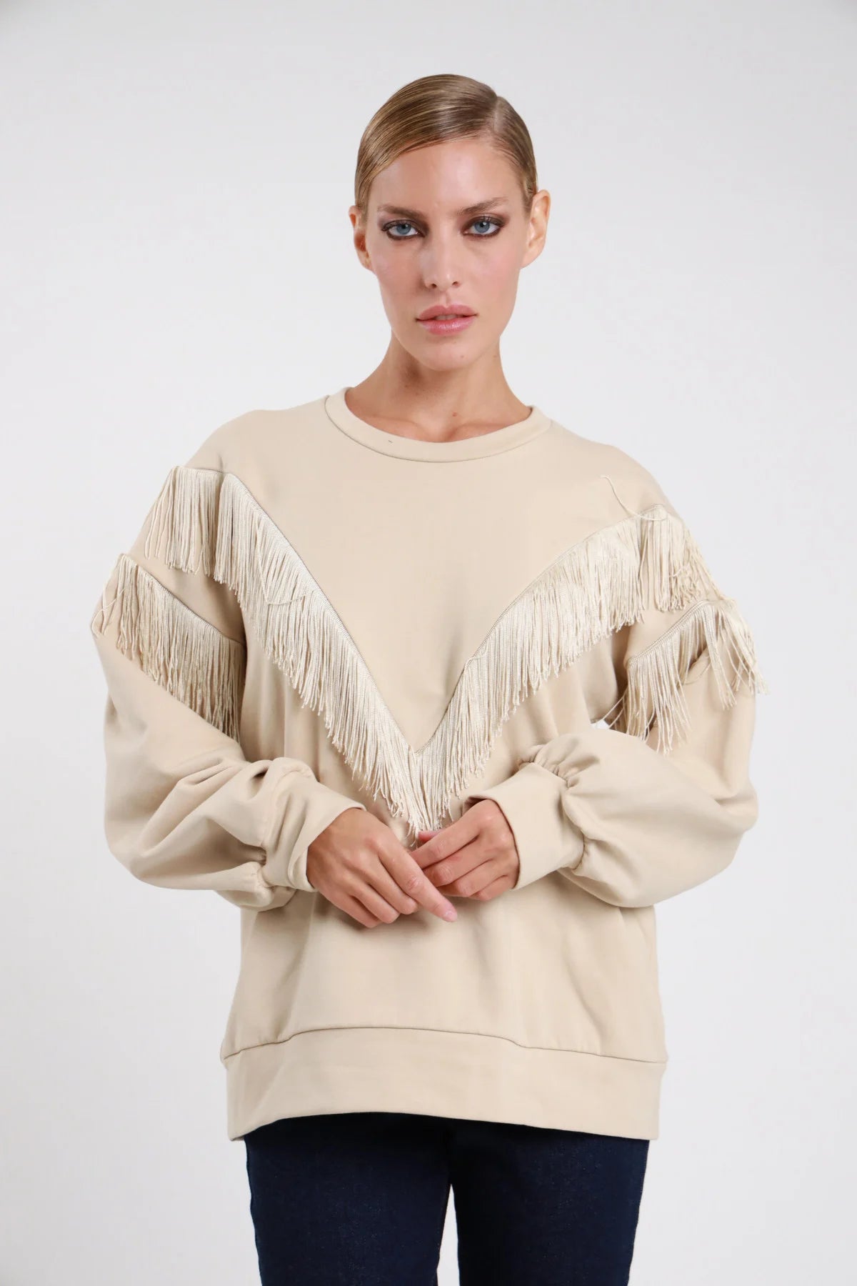Felpa frange Susy Mix color crema, vista frontale del girocollo e delle maniche ampie con polsini