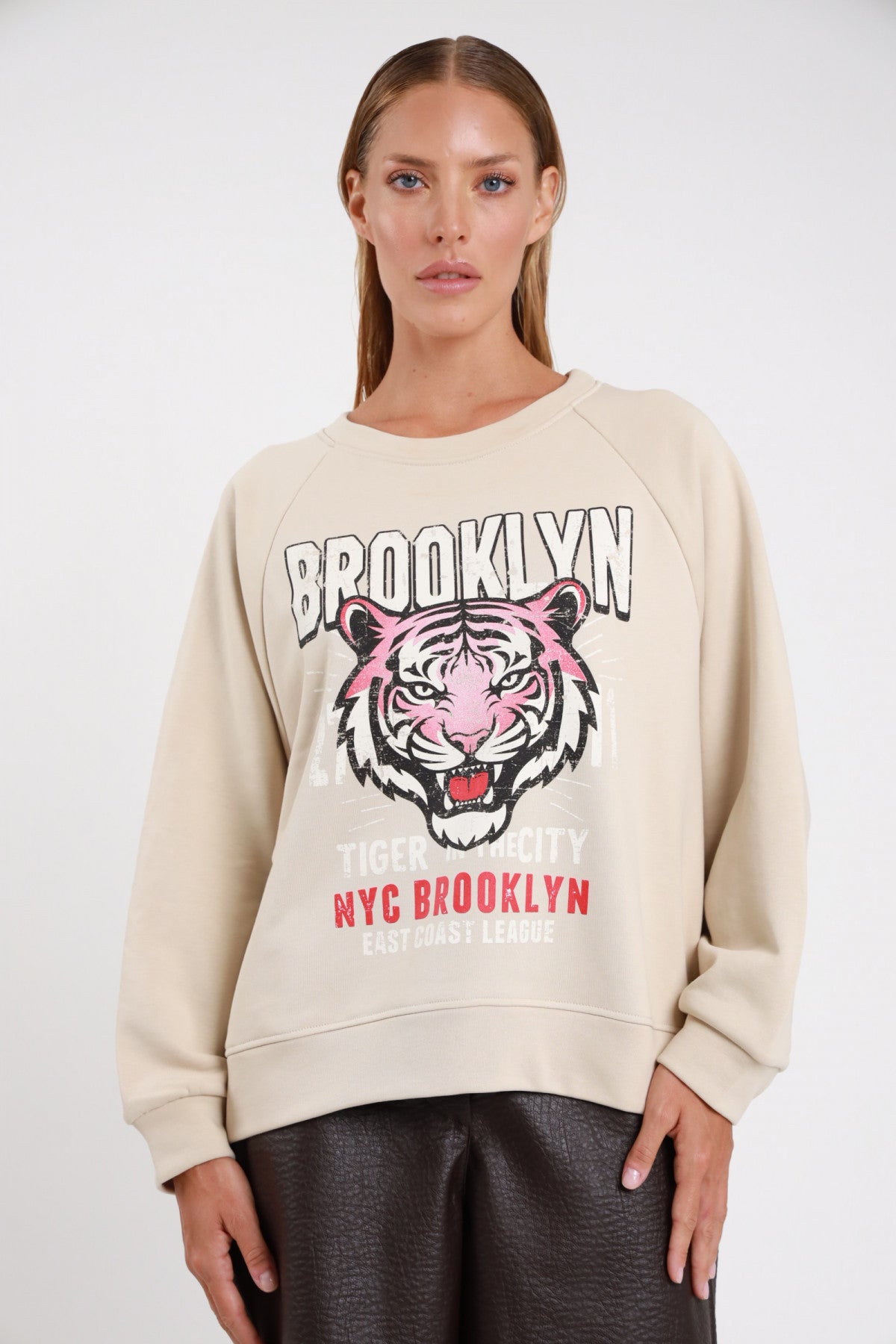Felpa Brooklyn tiger in the city sabbia beige maxi stampa grafica frontale busto - modella busto frontale sguardo frontale stampa tigre rosa gonna ecopelle marrone capelli biondi raccolti